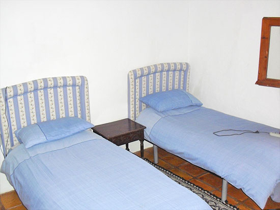 Dit is een waanzinnig mooie 5-slaapkamer finca van 280 m2 op een vlak grondstuk van bijna 13.000 m2 op slechts enkele minuten rijden van het centrum van Jalon! Koopje!!!