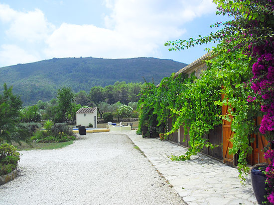 Dit is een waanzinnig mooie 5-slaapkamer finca van 280 m2 op een vlak grondstuk van bijna 13.000 m2 op slechts enkele minuten rijden van het centrum van Jalon! Koopje!!!