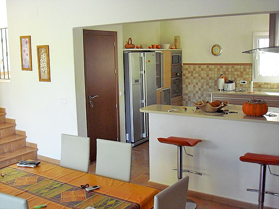 Deze 4-slaapkamer designvilla van 242 m2 staat op korte afstand van zee en dorp!