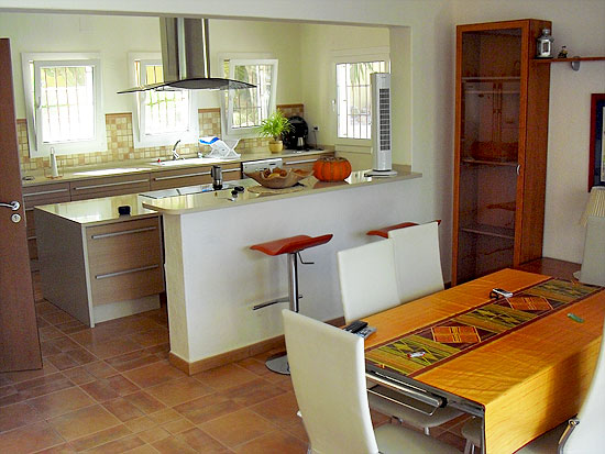 Deze 4-slaapkamer designvilla van 242 m2 staat op korte afstand van zee en dorp!