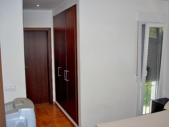 Deze 4-slaapkamer designvilla van 242 m2 staat op korte afstand van zee en dorp!