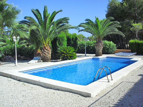 Beeldschone designvilla van 225 m2 op 1350 M2 eigen grond. Vlakbij dorp en strand. Uniek huis!