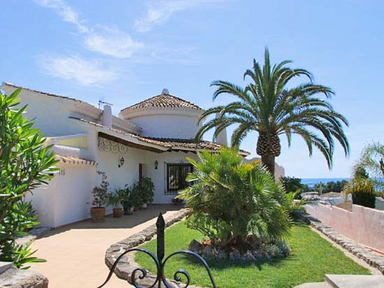 Dit soort aanbiedingen komt nooit meer! Ruime villa op 200 meter van de haven het het centrum van Moraira!