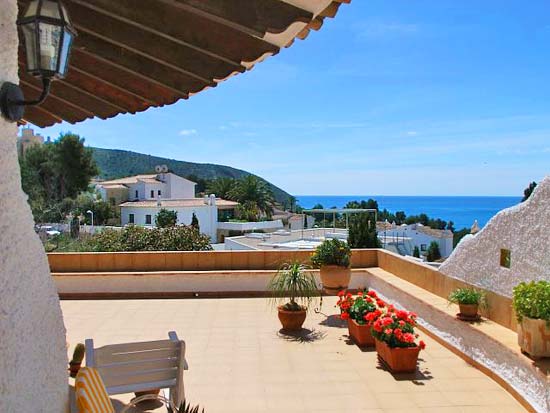 Dit soort aanbiedingen komt nooit meer! Ruime villa op 200 meter van de haven het het centrum van Moraira!