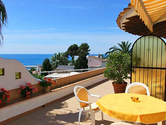 Dit soort aanbiedingen komt nooit meer! Ruime villa op 200 meter van de haven het het centrum van Moraira!