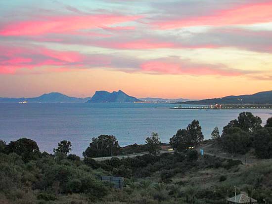 Te koop van Nederlandse eigenaar: ruime villa op korte afstand van Marbella, vlak bij zee!