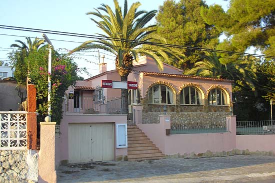 Restaurant beginnen? B&B? Dit pand ligt op een zeer commerci�le plek!