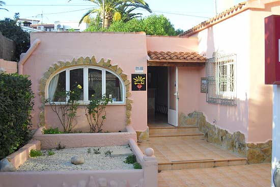 Restaurant beginnen? B&B? Dit pand ligt op een zeer commerci�le plek!