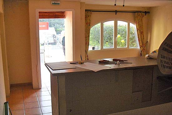 Restaurant beginnen? B&B? Dit pand ligt op een zeer commerci�le plek!
