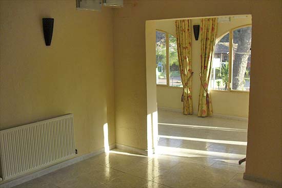 Restaurant beginnen? B&B? Dit pand ligt op een zeer commerci�le plek!