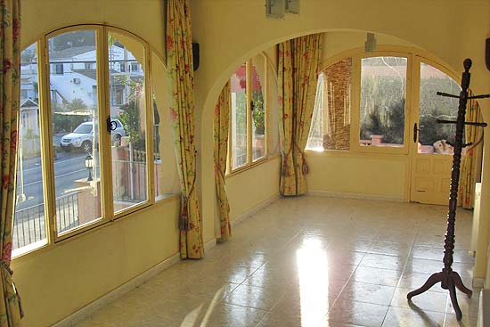 Restaurant beginnen? B&B? Dit pand ligt op een zeer commerci�le plek!