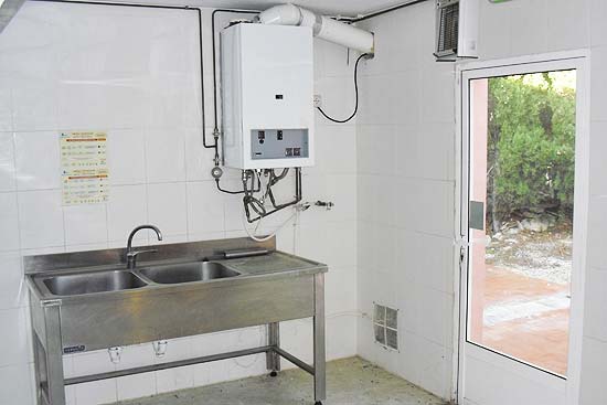 Restaurant beginnen? B&B? Dit pand ligt op een zeer commerci�le plek!