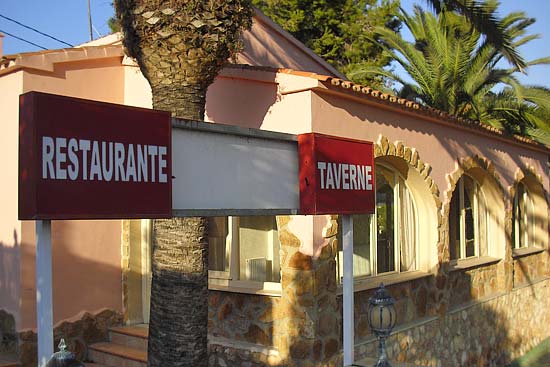 Restaurant beginnen? B&B? Dit pand ligt op een zeer commerci�le plek!