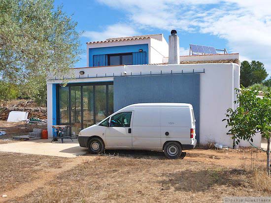 Dit huis staat op 20.000 m2 grond, op korte afstand van de rivier de Ebro en kost slechts 215.000 euro.
