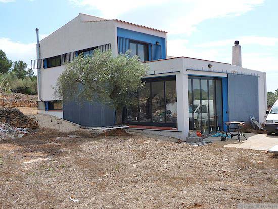 Dit huis staat op 20.000 m2 grond, op korte afstand van de rivier de Ebro en kost slechts 215.000 euro.