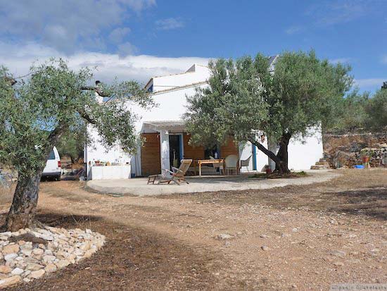 Dit huis staat op 20.000 m2 grond, op korte afstand van de rivier de Ebro en kost slechts 215.000 euro.
