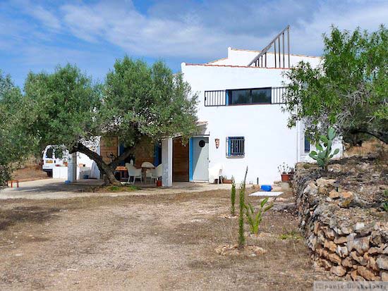 Dit huis staat op 20.000 m2 grond, op korte afstand van de rivier de Ebro en kost slechts 215.000 euro.