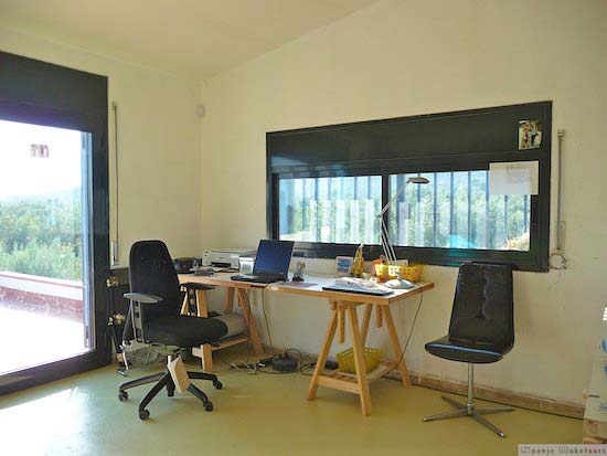 Dit huis staat op 20.000 m2 grond, op korte afstand van de rivier de Ebro en kost slechts 215.000 euro.