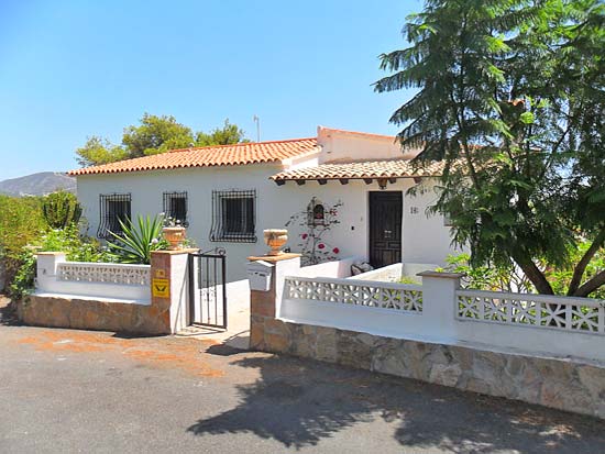 Ruim woon/verhuurhuis op korte afstand van centrum Moraira en strand. Pracht locatie!