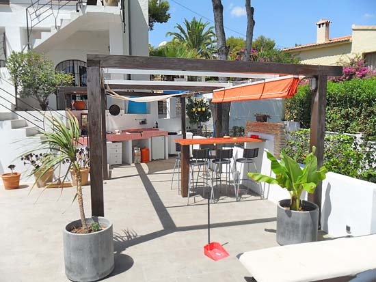 Ruim woon/verhuurhuis op korte afstand van centrum Moraira en strand. Pracht locatie!