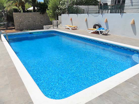 Ruim woon/verhuurhuis op korte afstand van centrum Moraira en strand. Pracht locatie!