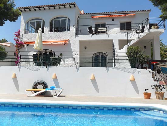Ruim woon/verhuurhuis op korte afstand van centrum Moraira en strand. Pracht locatie!