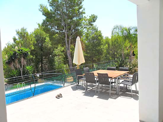 Ruim woon/verhuurhuis op korte afstand van centrum Moraira en strand. Pracht locatie!