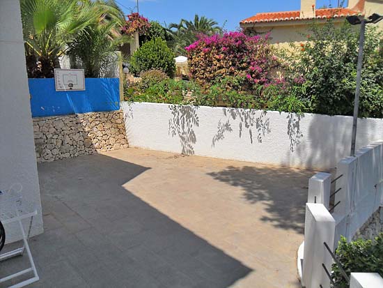 Ruim woon/verhuurhuis op korte afstand van centrum Moraira en strand. Pracht locatie!