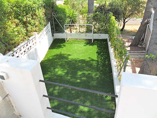 Ruim woon/verhuurhuis op korte afstand van centrum Moraira en strand. Pracht locatie!