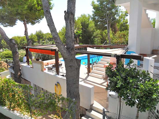 Ruim woon/verhuurhuis op korte afstand van centrum Moraira en strand. Pracht locatie!