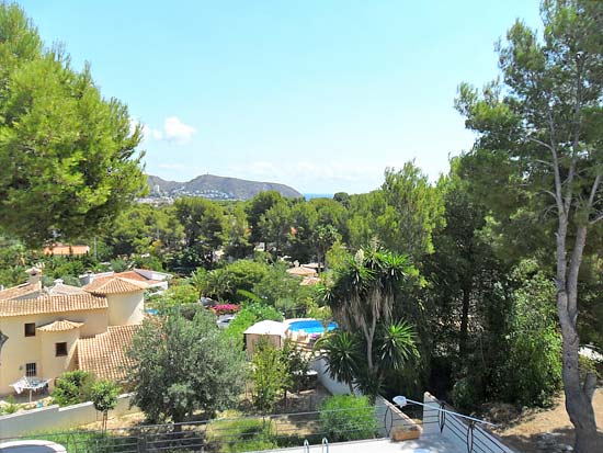 Ruim woon/verhuurhuis op korte afstand van centrum Moraira en strand. Pracht locatie!