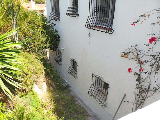Ruim woon/verhuurhuis op korte afstand van centrum Moraira en strand. Pracht locatie!