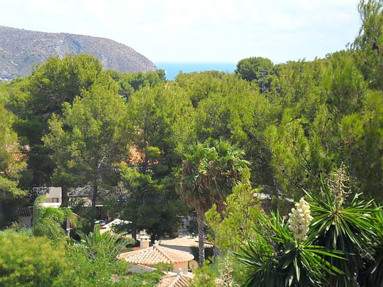 Ruim woon/verhuurhuis op korte afstand van centrum Moraira en strand. Pracht locatie!