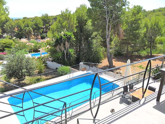 Ruim woon/verhuurhuis op korte afstand van centrum Moraira en strand. Pracht locatie!