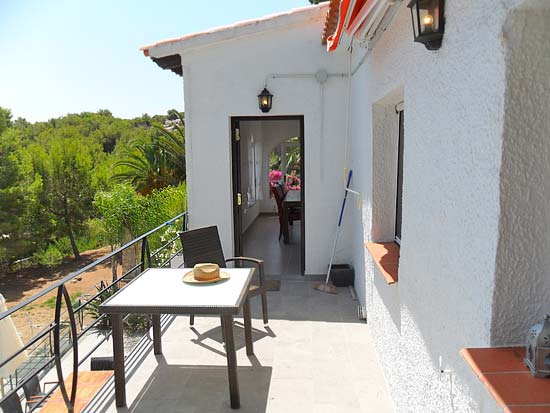 Ruim woon/verhuurhuis op korte afstand van centrum Moraira en strand. Pracht locatie!