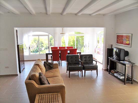 Ruim woon/verhuurhuis op korte afstand van centrum Moraira en strand. Pracht locatie!