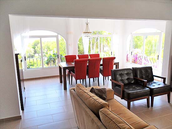 Ruim woon/verhuurhuis op korte afstand van centrum Moraira en strand. Pracht locatie!