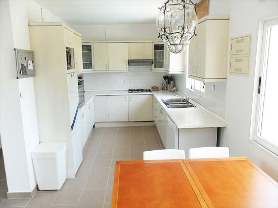 Ruim woon/verhuurhuis op korte afstand van centrum Moraira en strand. Pracht locatie!