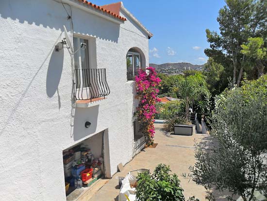 Ruim woon/verhuurhuis op korte afstand van centrum Moraira en strand. Pracht locatie!