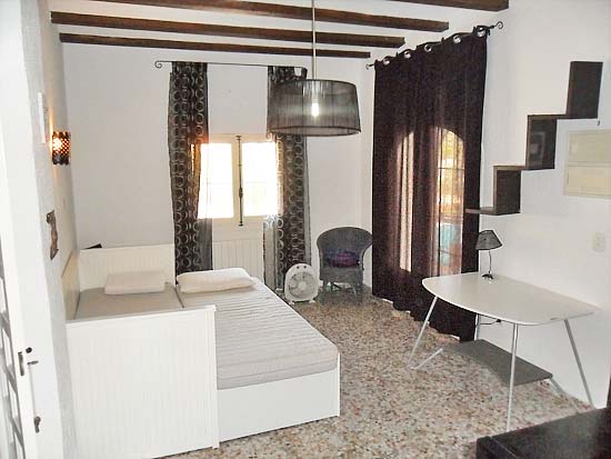Ruim woon/verhuurhuis op korte afstand van centrum Moraira en strand. Pracht locatie!