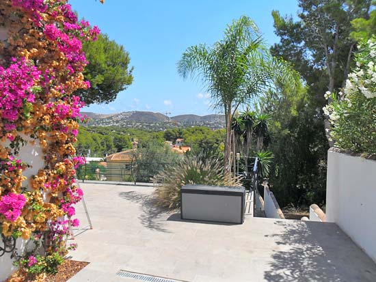Ruim woon/verhuurhuis op korte afstand van centrum Moraira en strand. Pracht locatie!