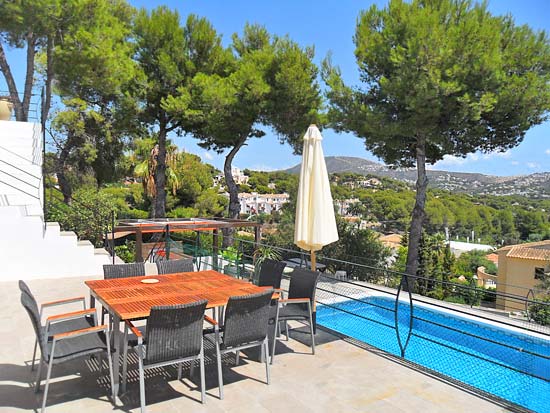 Ruim woon/verhuurhuis op korte afstand van centrum Moraira en strand. Pracht locatie!