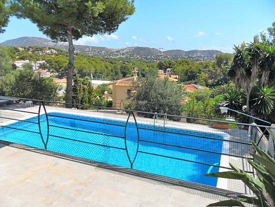 Ruim woon/verhuurhuis op korte afstand van centrum Moraira en strand. Pracht locatie!