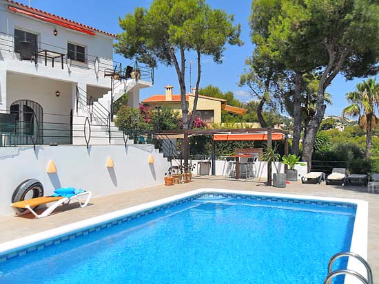 Ruim woon/verhuurhuis op korte afstand van centrum Moraira en strand. Pracht locatie!