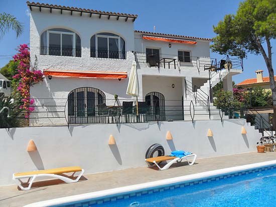 Ruim woon/verhuurhuis op korte afstand van centrum Moraira en strand. Pracht locatie!