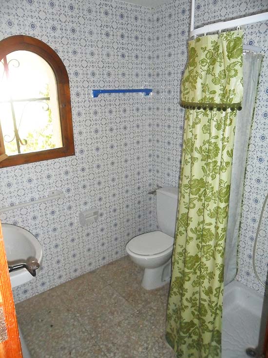 Wie hier wat werk in steekt beschikt over een fraaie woning met super zeezicht voor heel weinig geld.