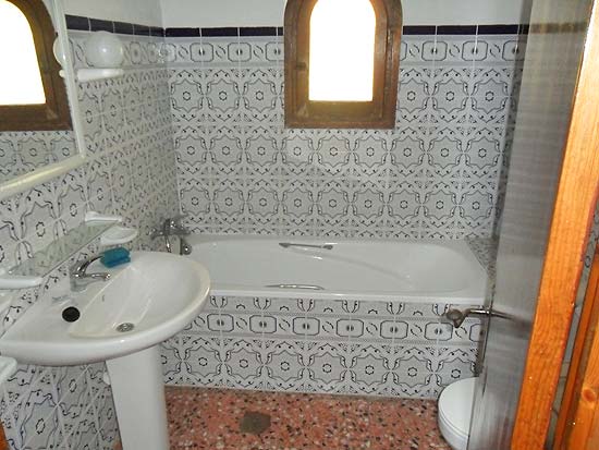 Wie hier wat werk in steekt beschikt over een fraaie woning met super zeezicht voor heel weinig geld.