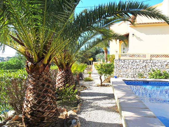 Deze romantische villa ligt op maar 10 minuten lopen van het strand!