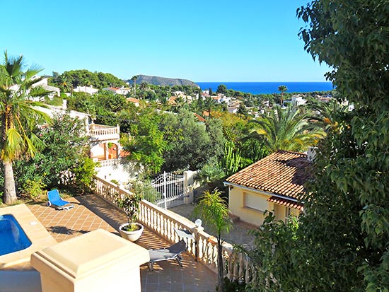 Zeer ruime villa met fraai zeezicht op korte afstand centrum en strand van Moraira!