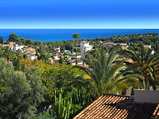 Zeer ruime villa met fraai zeezicht op korte afstand centrum en strand van Moraira!